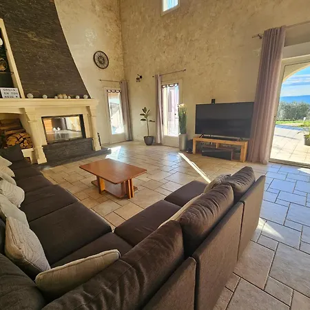 Adhemar 20 Pers 350 M2 *